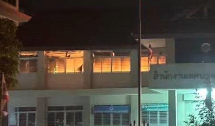 #泰国 北大年府波明镇公所深夜遭十余蒙面歹徒纵火爆炸，消防车被毁，暂无人员伤亡
