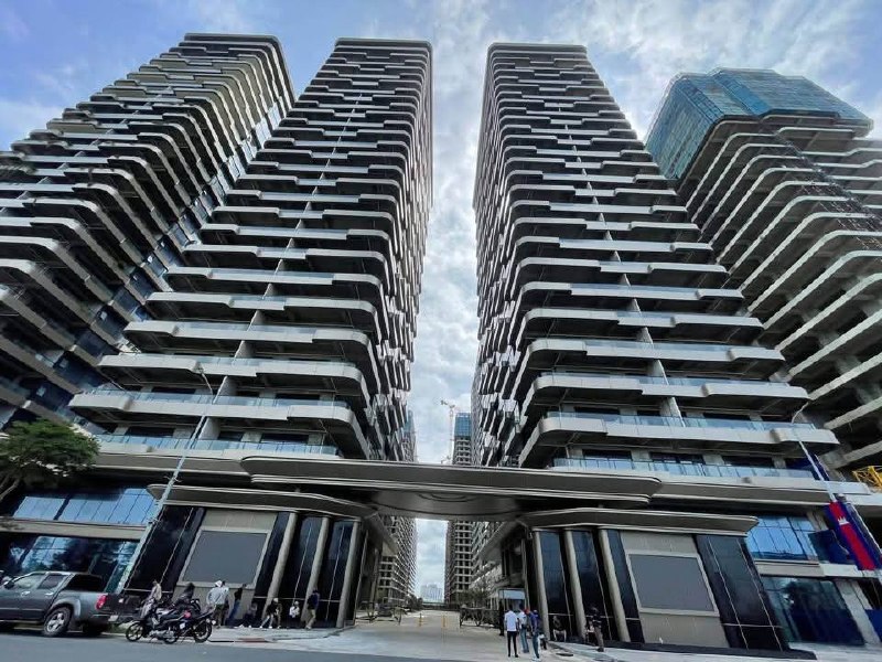 西哈努克市奥特列“唐人街”建筑工人聚集抗议，要求公司解决劳动权益及福利问题