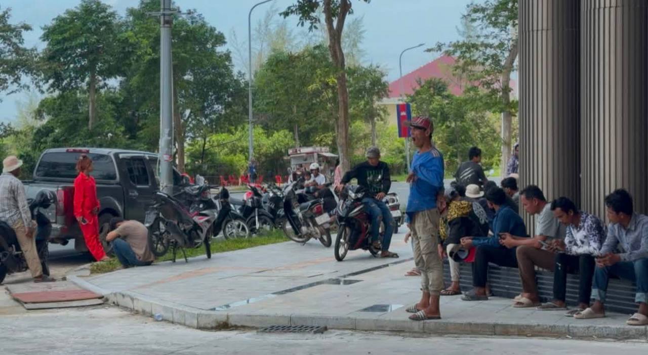 西哈努克市奥特列“唐人街”建筑工人聚集抗议，要求公司解决劳动权益及福利问题