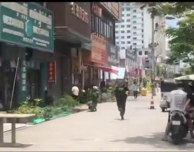 #网友反馈：西港手佳江南和红玫瑰酒店被围了，警察已经进去了不少，看样子里面有违法活动。