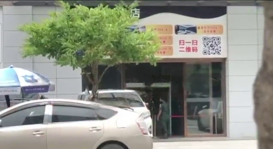 #网友反馈：西港手佳江南和红玫瑰酒店被围了，警察已经进去了不少，看样子里面有违法活动。