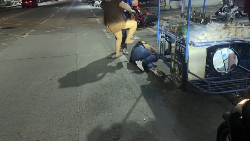 #泰国 芭提雅中路深夜夫妻醉酒起冲突，女方踩踏男方面部，男方起身还手互殴