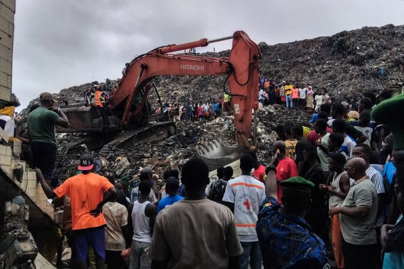 #泰国 几内亚科纳克里垃圾填埋场因暴雨坍塌掩埋民房，已确认30人遇难，搜救工作持续开展