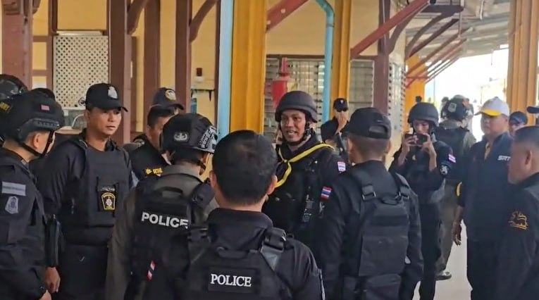 #泰国 泰南那拉提瓦多地爆发连环袭击，铁轨遭炸毁列车停运，一名涉案嫌疑人被捕