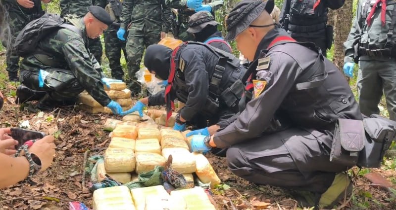 #泰国 清迈泰缅边境军警巡逻遭遇毒贩开火，激烈交火击毙两人，缴获六十万粒冰毒