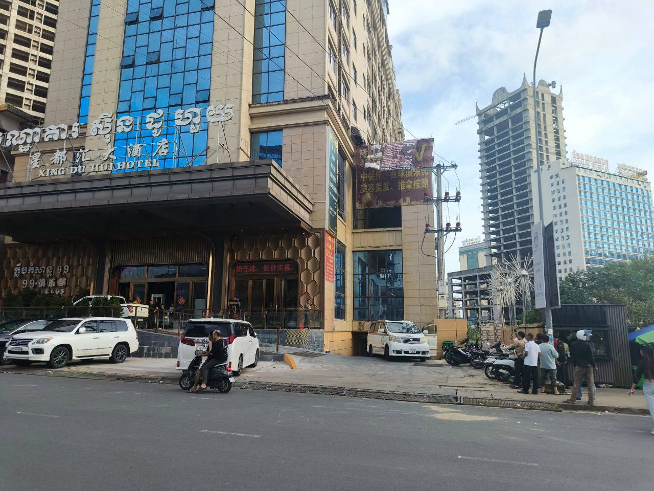 #西港福建大厦跳楼事件🦈 今日下午，西哈努克市第4分区一处正在接受网络诈骗专项清查的地点发生人员坠楼事件。