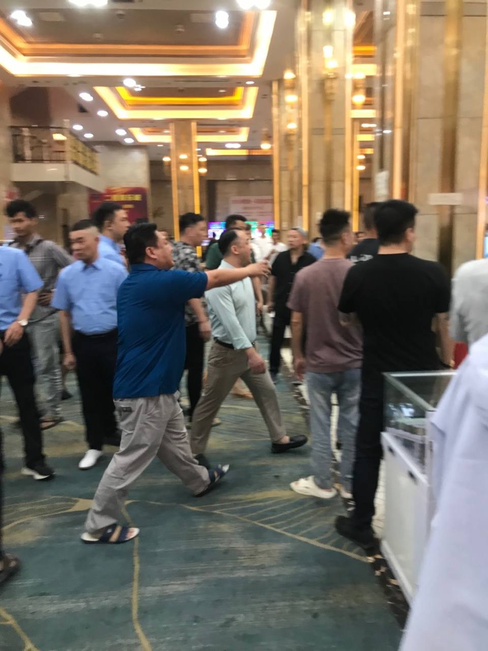 #群友爆料：亚多利麒麟厅打起来了 内保框框出来 拿着警棍就是锤