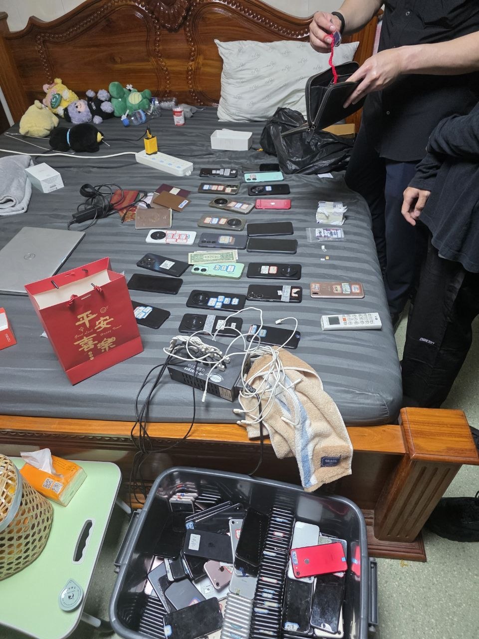 #柬埔寨 金边多区突击清查四处涉诈点位，抓获六名嫌疑人，起获数百台涉案手机与电子设备