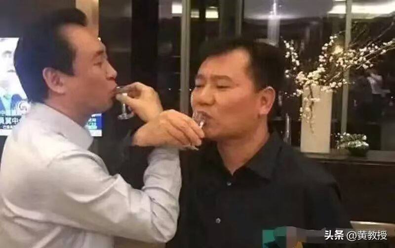 2017年9月，许家印率恒大高管到访苏宁南京总部，饭局上张近东、许家印流传很广的“交杯酒”照片出圈。2017年11月正式…
