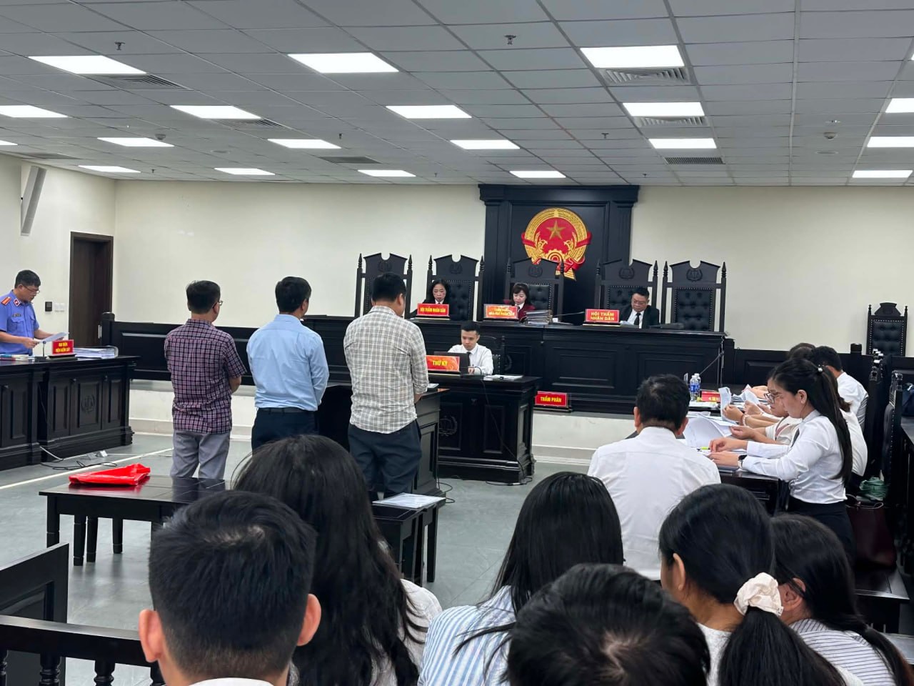 #越南 河内旅游专科学校前校长涉截留A80活动补助资金受审，受害学生挤满法庭旁听案件审理