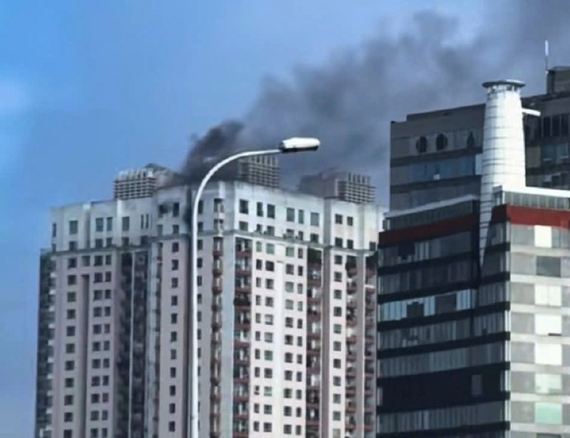 #越南 胡志明市福盛公寓25层突发火灾，住户紧急疏散，空调吊顶起火酿成险情无人受伤