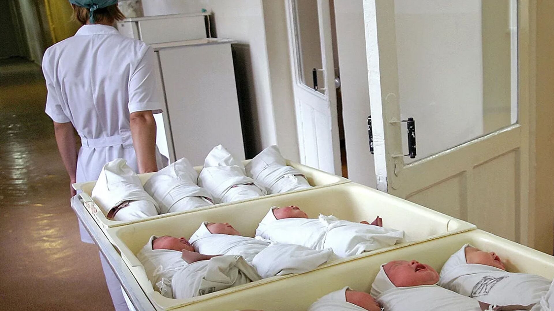 #国际新闻：美学者新书：2026全球生育率首破更替线（≤2.2），南北同降，劳工缩水拖GDP入低速新常态
