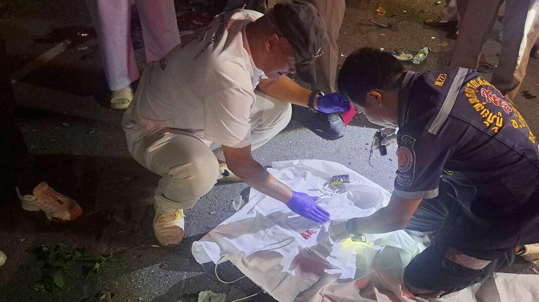 #泰国 孔敬深夜摩托相撞酿成四死惨剧，警员刚查获冰毒继续巡逻，路面散落冰毒权属待核查