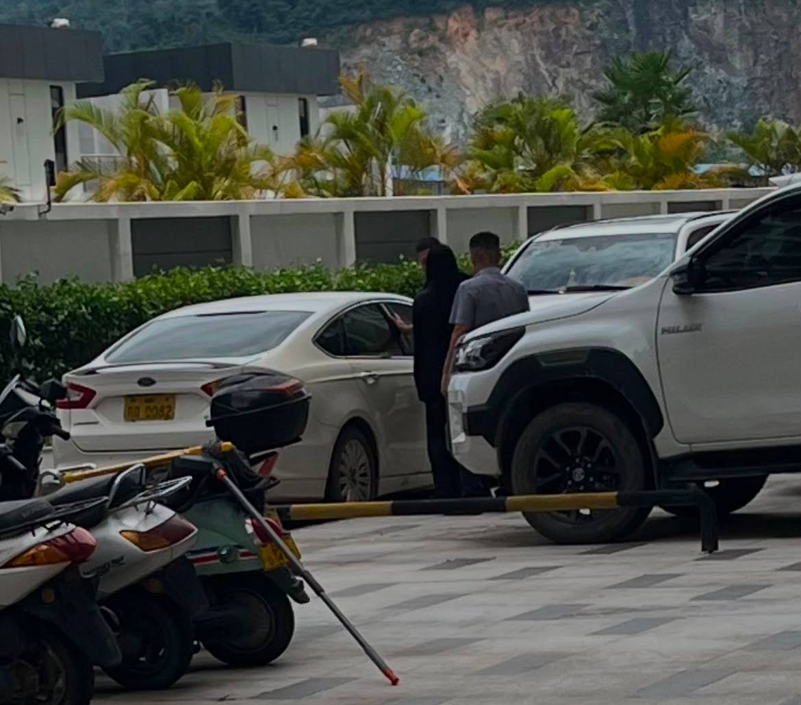 #网友投稿：金三角大黄楼有人被带走了，摩托车上的纸箱里放着老挝茶，直接用把卖老挝茶的男人绑着了，手机直接没收，买的女孩子…