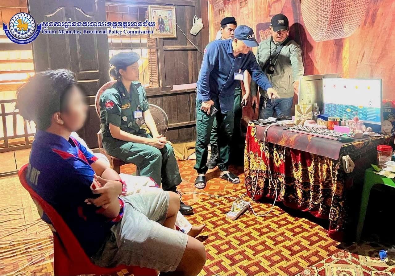 #柬埔寨 上丁省警方捣毁一处网络诈骗窝点，特潘普拉萨县抓获两名嫌疑人，查获电脑与苹果手机