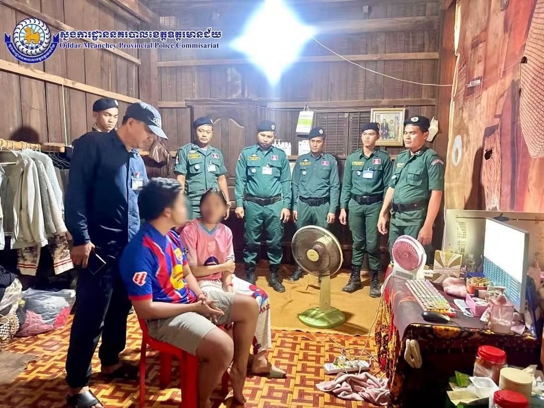 #柬埔寨 上丁省警方捣毁一处网络诈骗窝点，特潘普拉萨县抓获两名嫌疑人，查获电脑与苹果手机