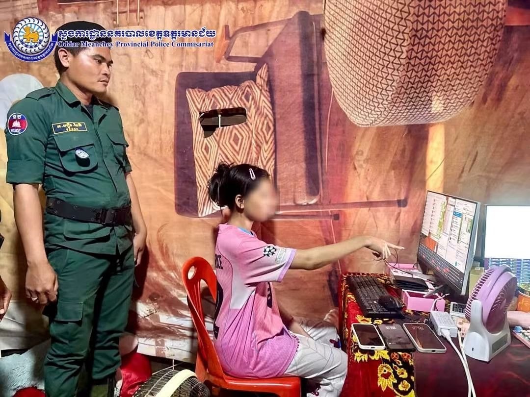 #柬埔寨 上丁省警方捣毁一处网络诈骗窝点，特潘普拉萨县抓获两名嫌疑人，查获电脑与苹果手机