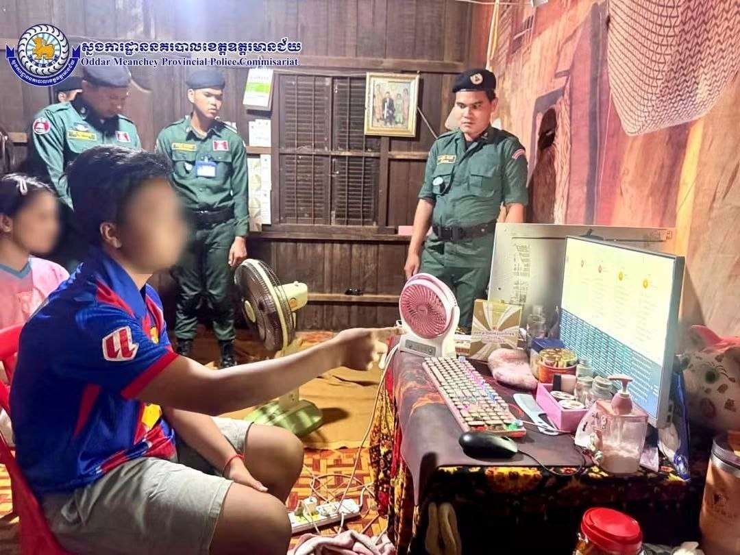 #柬埔寨 上丁省警方捣毁一处网络诈骗窝点，特潘普拉萨县抓获两名嫌疑人，查获电脑与苹果手机