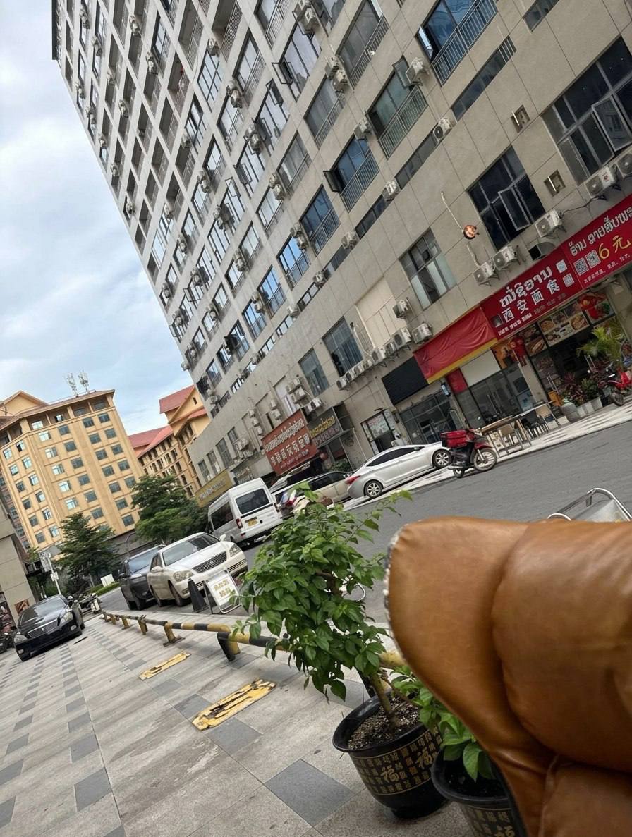 #老挝快讯：金三角特内的大黄楼二楼，刚刚这边有卖老挝茶的人被带走了，摩托车上的纸箱里放着老挝茶