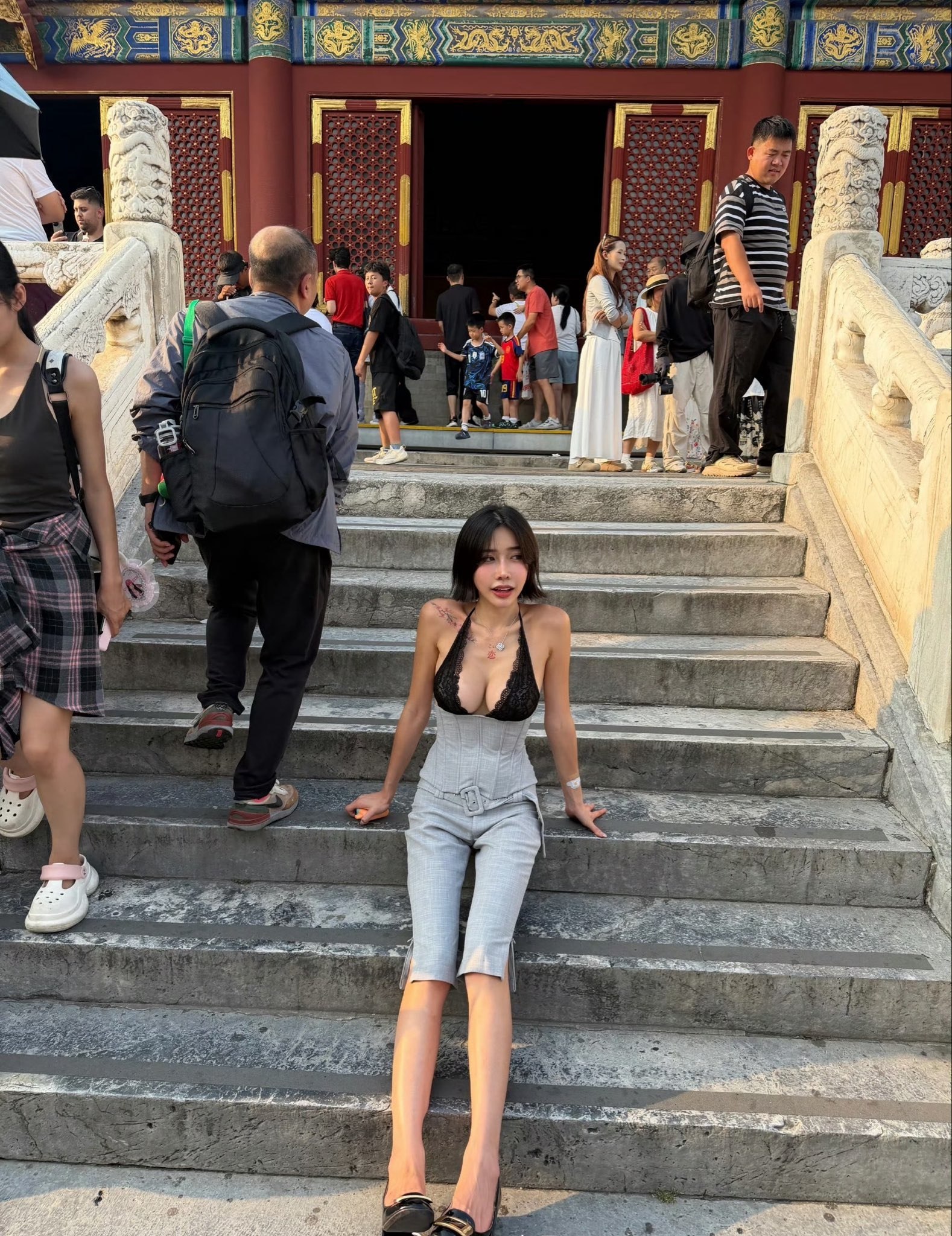 台湾女游客在北京天坛打卡拍照，偏大胆的穿搭引网友不满！