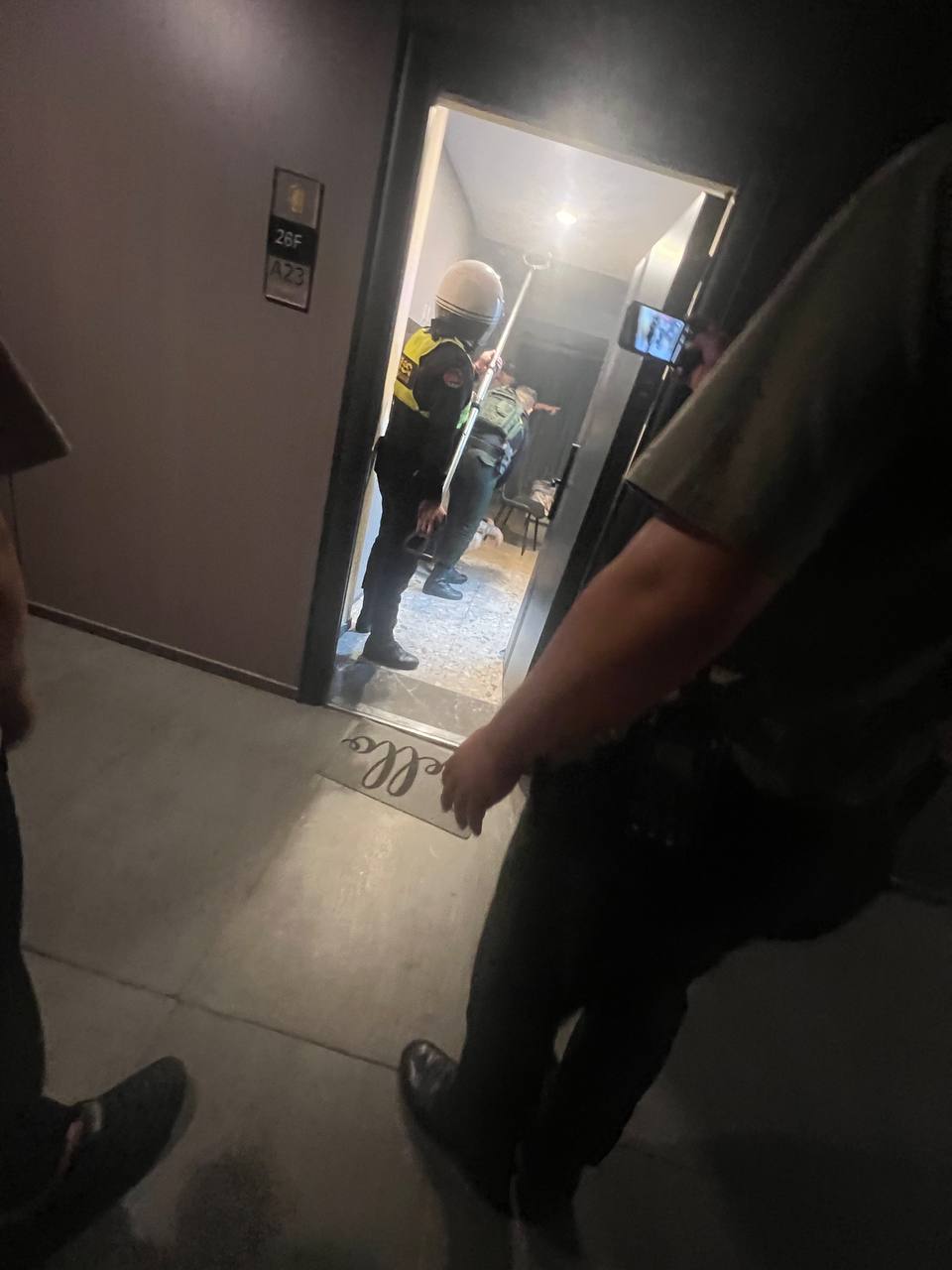 #群友反馈：金边黄山酒店有人报警声称遭遇绑架，警察手持AK74已抵达现场，没护照的朋友快跑～