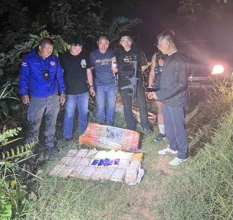 #泰国 孔敬府树林发现被遗弃大批冰毒，总价值200万泰铢，警方通宵布控追查毒贩来源