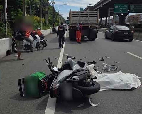 #泰国 曼谷外卖骑手骑车低头看手机追尾卡车不幸身亡，随身包裹内搜出大批毒品