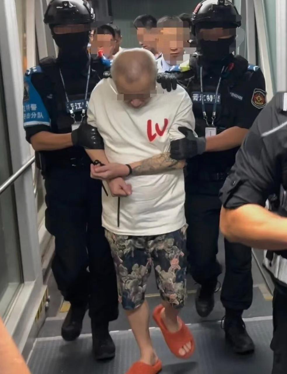 长期从事绑架杀人等暴力犯罪，罪行累累，多次策划并实施针对中国公民的严重暴力案件，手段残忍、性质恶劣！邱某某被遣返回国