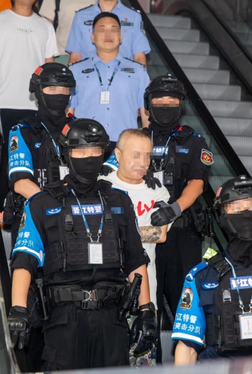 长期从事绑架杀人等暴力犯罪，罪行累累，多次策划并实施针对中国公民的严重暴力案件，手段残忍、性质恶劣！邱某某被遣返回国