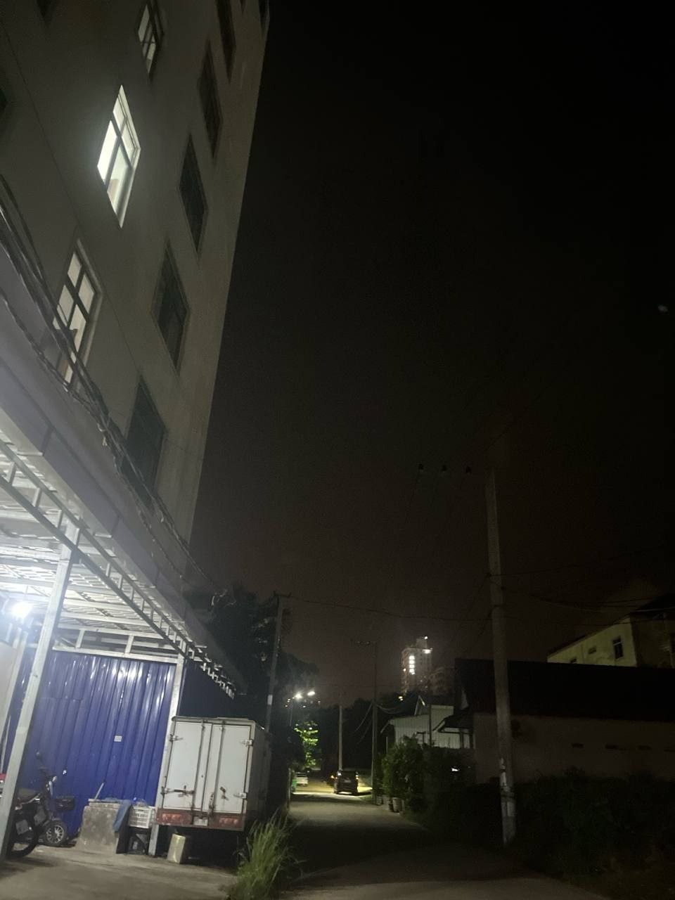#群友吐槽：西港新山顶后面这栋楼 原本我是住在这的，结果啪的一下一帮人搬进来开工，导致我他妈的连夜跑路，最近警察天天在这…