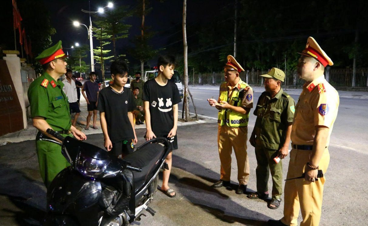 #越南 宁平省开启专项整治行动，拦下两伙携凶器啤酒瓶游荡青少年，严查街头飙车滋事乱象