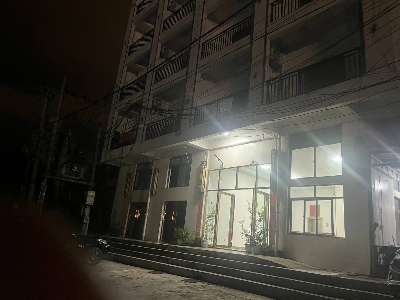 #网友吐槽 西港新山顶后面这栋楼 原本我是住在这的，结果啪的一下一帮人搬进来开工导致我他妈的连夜跑路，最近警察天天在这逛…