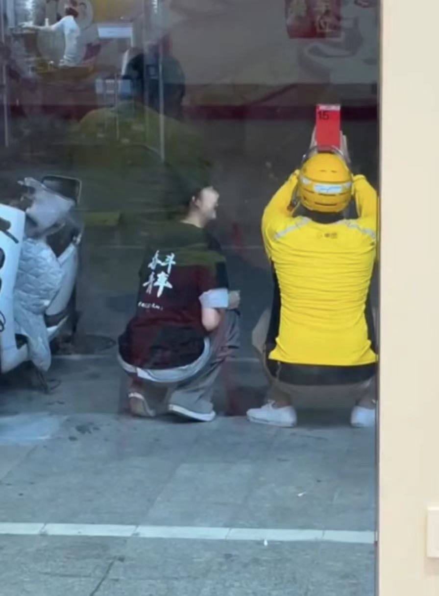 网友拍到蜜雪冰城打工的妹子，在门口偷偷给自己送外卖的男友送手机