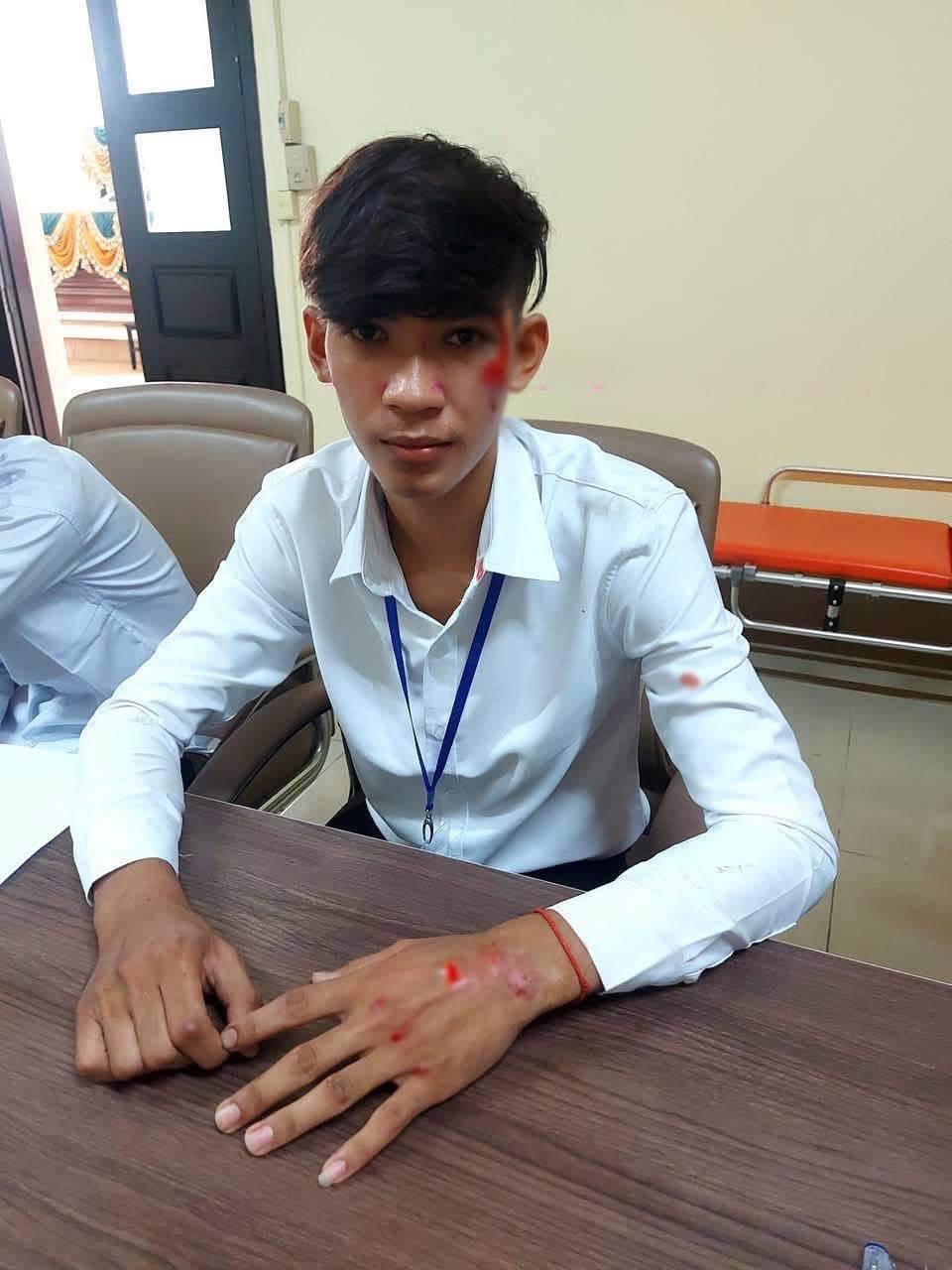 #柬埔寨 三名考生赶考途中接连遭遇车祸，简单包扎伤口后忍痛赴考，不愿十二年寒窗心血付诸东流